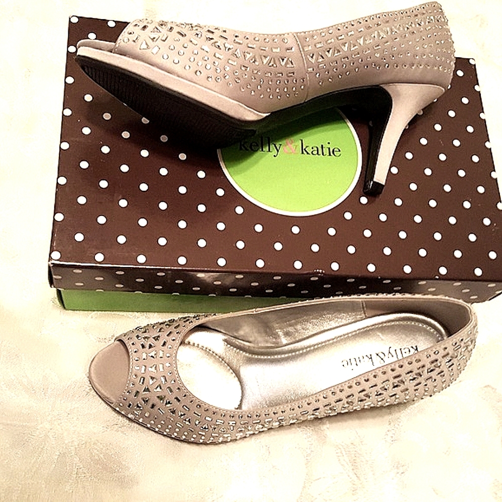Kelly & Katie Silver Heels. Size 8 1/2. NIB